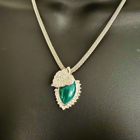 Pretty Silver Necklace w/ Green Stone and Silver Leaf Pendant 🍃 - Picture 2 of 5